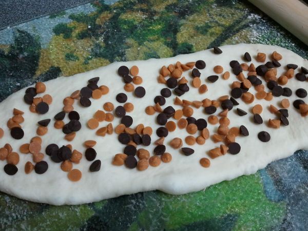 另一個麵糰放上苦甜巧克力和焦糖丁丁