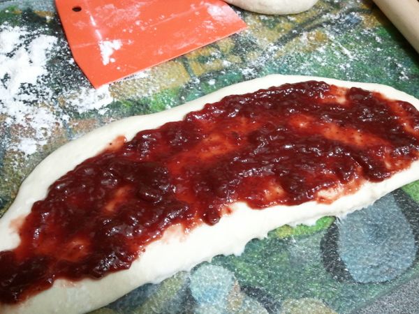 分成兩個麵糰，一個上草莓果醬(可以比圖少一點，媽媽自己做都太大手筆了)