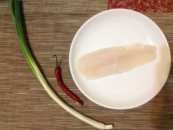 準備食材：蔥、辣椒切絲，生豆包切條