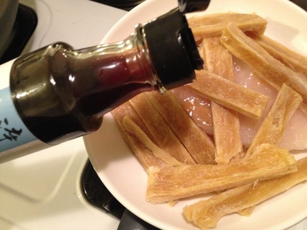 [調味料] 拌勻抹在鱈魚片上，鋪上豆包條，最後淋上粹釀和風醬油露