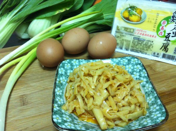 將玉筍罐頭內的辣油濾掉或用熱開水沖掉. 切成 0.8 公分長的細段. 半盒蛋豆腐放入塑膠袋內壓扁成泥. 將蔥切成蔥花備用.