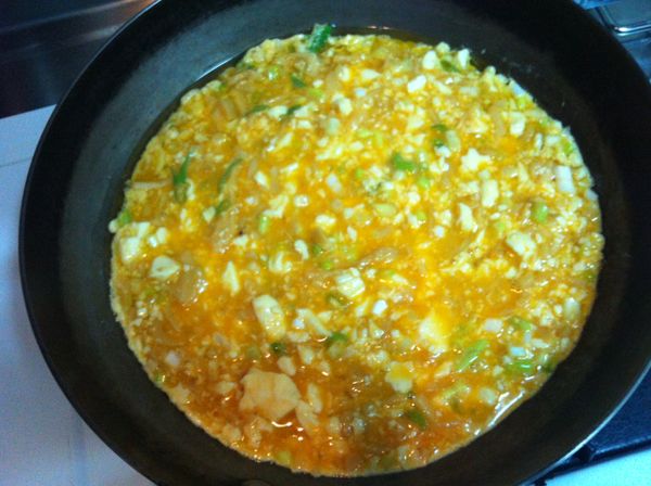 蛋汁:
將四顆蛋打成蛋液後加入玉筍末. 蔥花. 蛋豆腐. 白胡椒粉, 鹽少許攪拌均勻 (因玉筍本身已有鹹味)