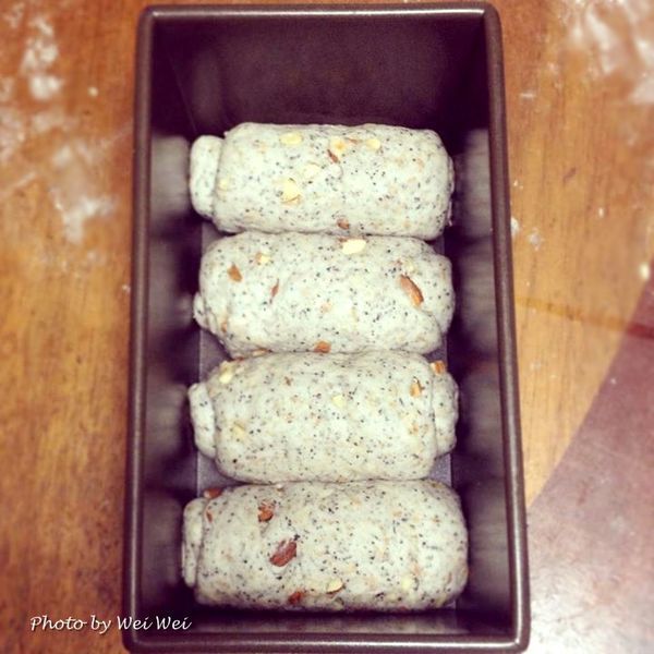 將四個麵團皆放進吐司烤模，在溫暖密閉空間進行最後發酵約40~45分鐘，直到八分滿烤模。(圖片為發酵前)