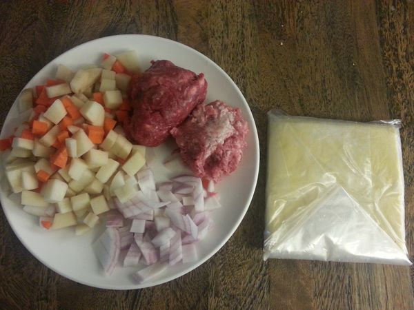 馬鈴薯 紅蘿蔔 洋蔥切丁酥餅皮放在室溫下解凍