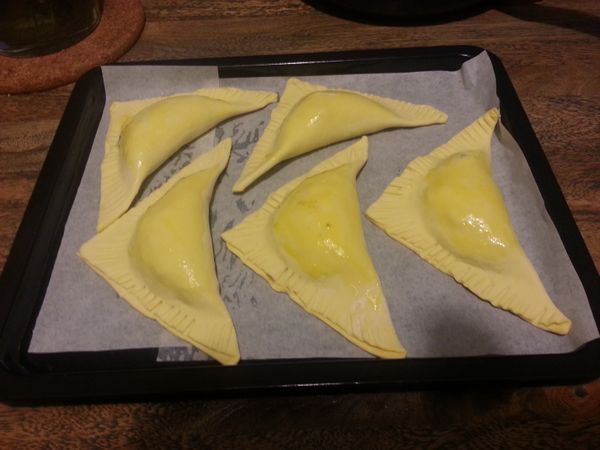 每個咖哩酥餅外面刷上蛋黃 放入烤箱溫度 200度 約烤20分鐘