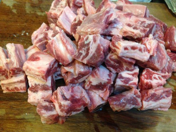 將牛肉川燙後沖洗備用。