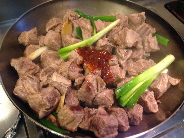 熱鍋爆香蔥、薑，放入作法2牛肉及豆瓣醬翻炒均勻。