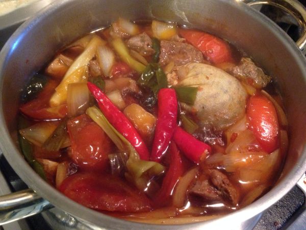 同鍋放入洋蔥、辣椒、蕃茄，加入醬油、米酒、水及糖，滾開後改小火燉煮約30-40分。