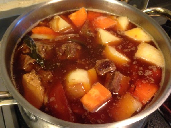 同鍋放入紅、白蘿蔔，燉煮約30分鐘熟成後即可。