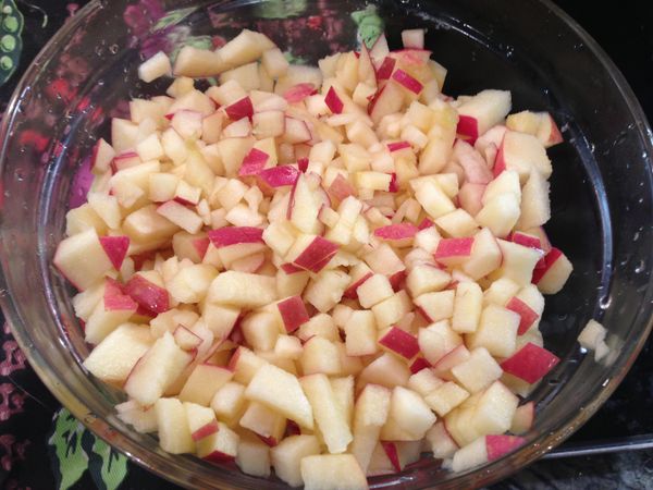 蘋果洗淨，去蒂和芯，切成小丁粒。