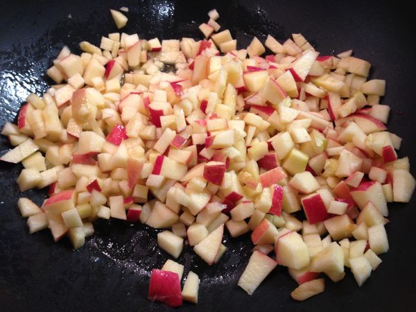 奶油放入炒鍋中融化，將蘋果丁放入拌炒約 10 分鐘。