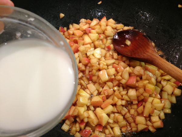 接著加入太白粉水煮至糖汁變成濃稠的糖漿後，加入檸檬汁拌勻，可關上火放涼備用。