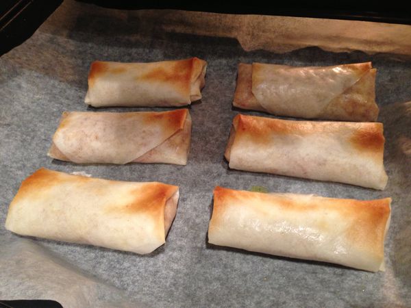 然後放進已預熱的烤箱，以180度先烤約 12分鐘至表面呈黃金色後，反轉另一面再繼續烤約 10分鐘即皮酥脆可。