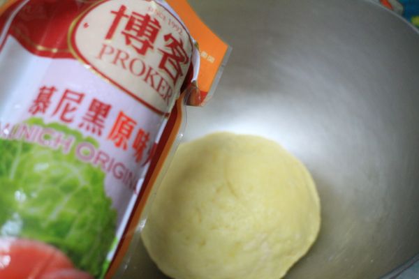 所有麵糰的材料混合揉成三光麵糰。(三光:麵粉光、盆光、手光)。
上面溼布蓋上第一次發酵約1小時。接近原麵糰的2倍大。(我這次麵糰可以做成2份8吋的玫瑰花麵包)