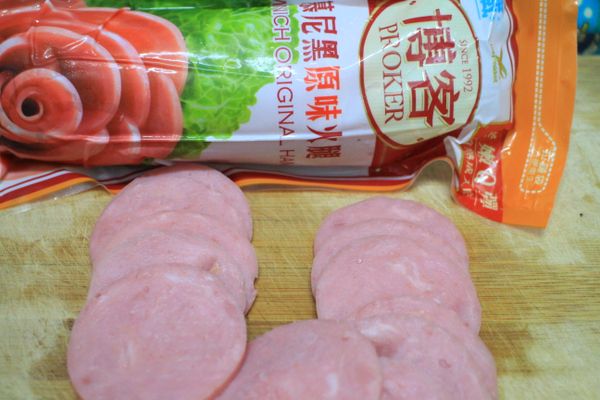 博客原味條狀火腿切薄片，再對切一半，備用。