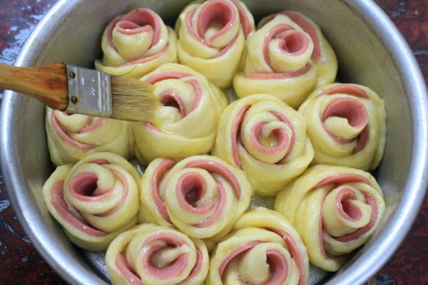 二次發酵後，入烤箱前，表面抹蛋液，噴少許冷開水。
入事先預熱的烤箱165度烤20分鐘。
若有發現上面太上色時，可蓋上鋁泊紙，防止考焦。