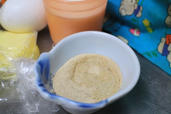 酵母粉放入約30cc的溫開水中，靜置5分鐘。
奶油放室溫軟化。