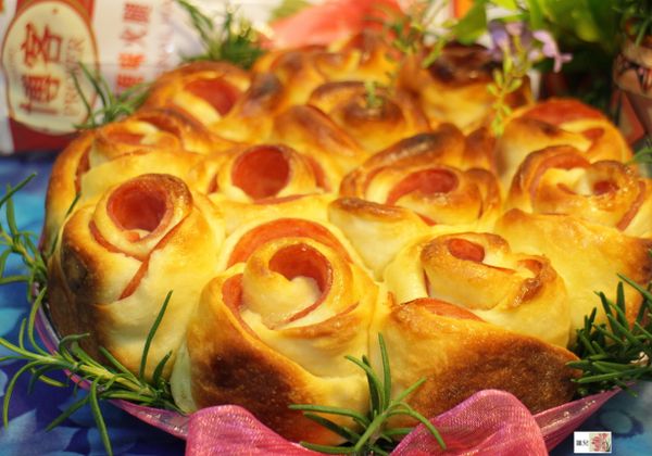 打上蝴蝶結，讓麵包更加可愛。完全可以體會出為一家大小所付出的心思。