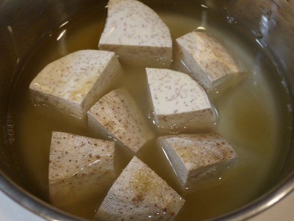 芋頭去皮切大塊後，取大同電鍋內鍋。

   放入切好的芋頭塊、砂糖與米酒，加水至芋頭九分滿後放入大同電鍋外鍋