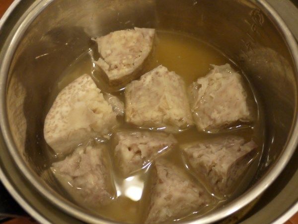 外鍋放一杯水，按下開關，等開關跳起後取出內鍋，並將芋頭翻面後放著繼續蜜，不須再放回電鍋煮。

  蓋上內鍋鍋蓋(或換到其他有蓋容器內)，等蜜芋頭降至室溫後放入冰箱冰一晚上即可食用