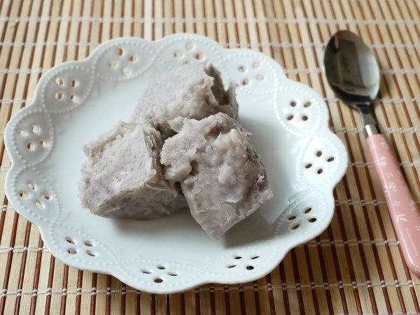 雖然材料裡有個突兀的”米酒”，但加了米酒讓整個蜜芋頭的味道更濃厚，不死甜。

使用大同電鍋來做蜜芋頭，幾乎完整的保留芋頭的形狀，入口時卻非常綿密，幾乎入口即化。

 

夏天到了，來份冰冰涼涼，甜口又甜心的蜜芋頭如何~