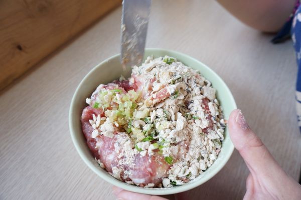 取碗，倒入絞肉，將蔥末、芹菜末、料理菇事-薑汁豬肉粥，倒入一起攪拌均勻。