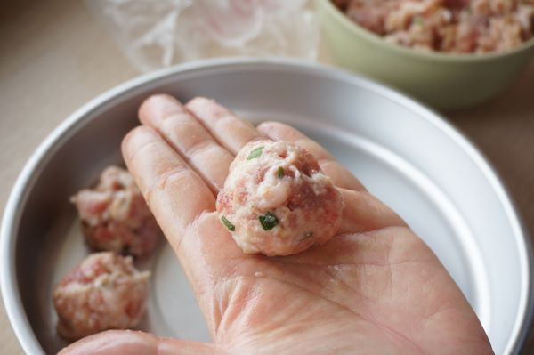 將拌好的肉團，取適當的分量，揉成圓型。