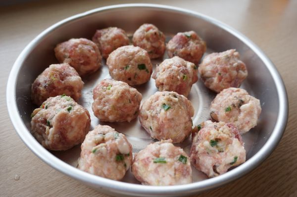 放入電鍋，外鍋倒入80c.c.的水蒸煮。即可完成。