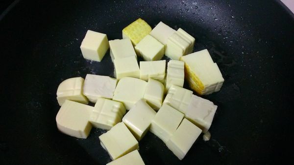 將雞蛋豆腐切成塊狀用少許的油煎至四面金黃