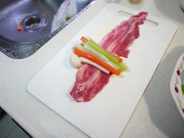 大約抓些蔬菜用肉片捲起(蔬菜可以自行搭配)