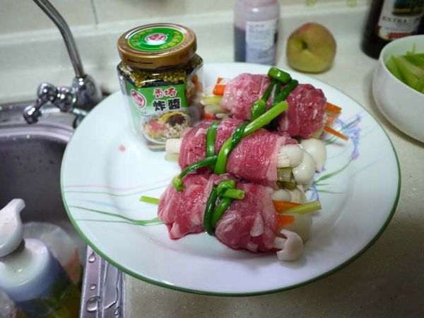 捲好用韭菜花綁結