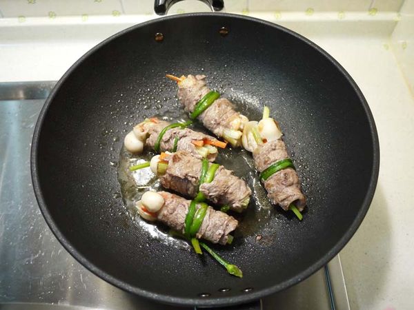 下鍋放點油煎至牛肉片熟