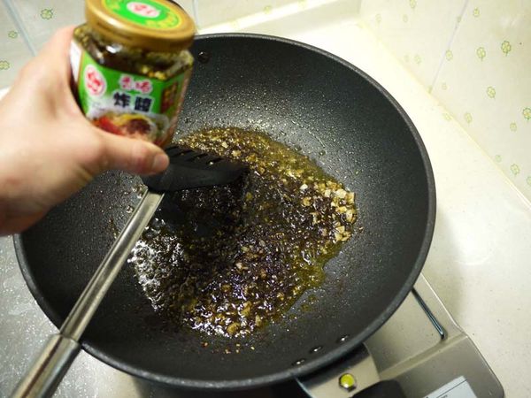 將剩的油放入蒜末,加入牛頭牌香椿炸醬2大匙及水及油膏.糖一同拌炒