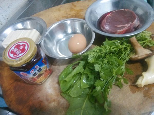 準備相關材料與牛頭牌沙茶炸醬。