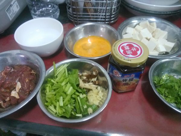 牛肉切細絲，加上適量的醬油與太白粉，拌勻備用。豆腐切塊；香菇先切片再切成絲；菠菜與芫荽(香菜)切細，薑切成細末；太白粉加水攪拌均勻；雞蛋打散備用。