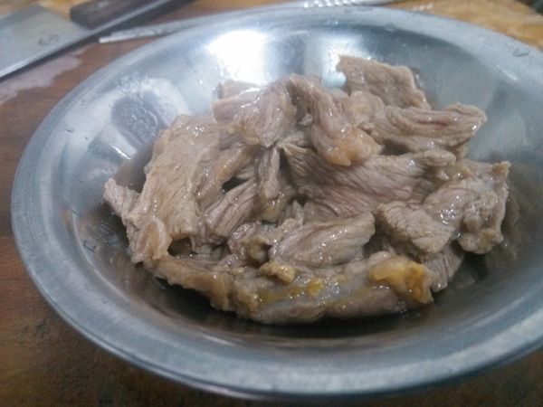 煮一鍋水，水沸騰後將牛肉絲放入汆燙，然後撈起備用。