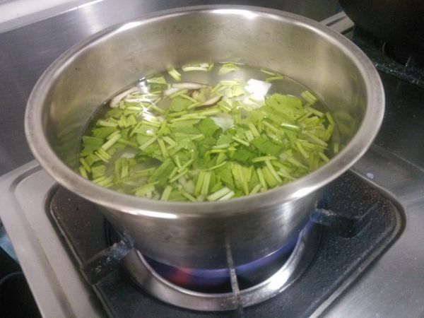另外煮一鍋水或是高湯，放入豆腐、香菇、菠菜與薑末，沸騰時將泡沫撈掉，然後轉小火。