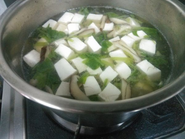 以小火煮約1~2分鐘後，加入汆燙好的牛肉，並且加入少許的鹽調味。