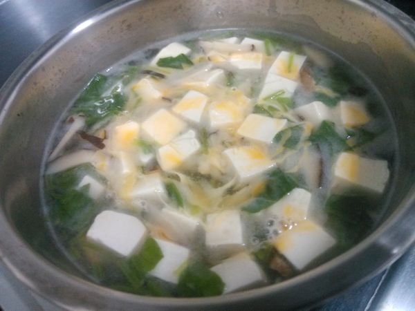 倒入太白粉水勾芡後，熄火，將蛋液慢慢倒入，並且用筷子輕輕攪拌均勻。