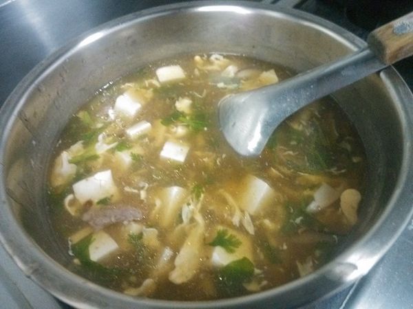 最後盛到碗公，灑上切細的芫荽(香菜)，滴上少許香油就可以上桌。