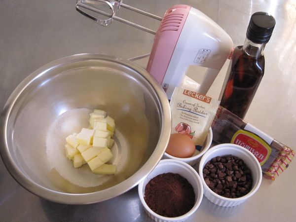 先將材料準備好。
10元巧克力先隔水加熱融化備用。