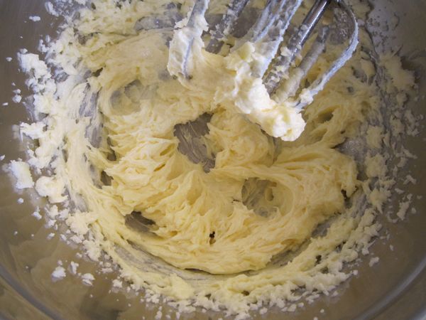 奶油跟砂糖用攪拌器打到變成滑順的乳脂狀，蛋液分兩次加入攪打均勻，滴一點香草精。