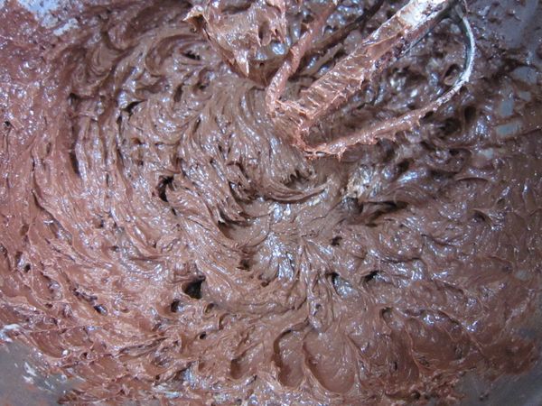 篩入可可粉與無鋁泡打粉攪勻，倒入事先融好的巧克力混合均勻。