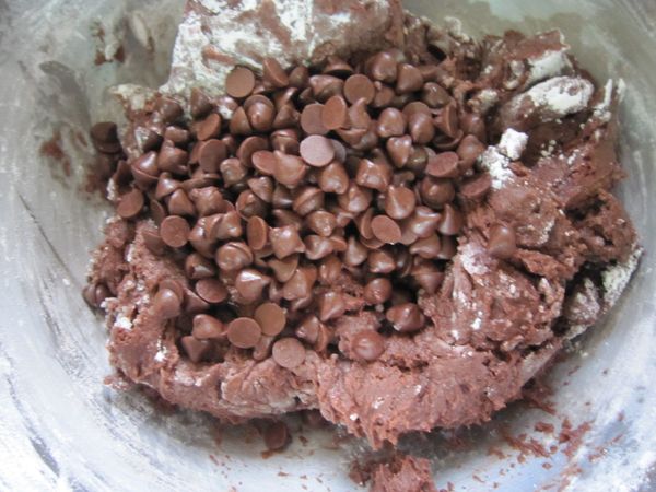 篩入低筋麵粉混合，稍微拌合就可以加水滴巧克力豆一起拌勻。水滴巧克力也可不拌入餅乾團中，另外放在壓好的一球球的餅乾團上也ok!