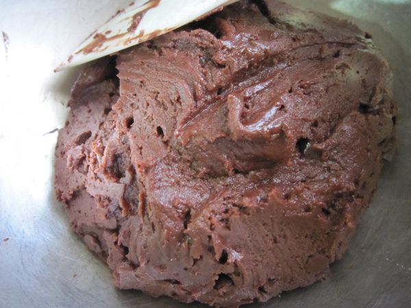 (如果拌好覺得有點軟，可以先冰冰箱10分鐘以上再來操作。)

烤箱先預熱~~~將餅乾團捏一球一球的，放在烤盤上壓扁。