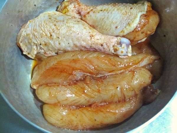 先將雞里肌去除上面的筋，然後和雞腿一起用清水漂洗過。用叉子將雞柳和雞腿大致都戳過，倒入醃料抓一抓，醃至少30分鐘，如果可以放入保鮮袋或保鮮盒醃製一天更好。(如果之後沒有要搭配沾醬或趕時間不想等到隔天的話，可以兩面都補撒一些鹽，才會比較有味道)