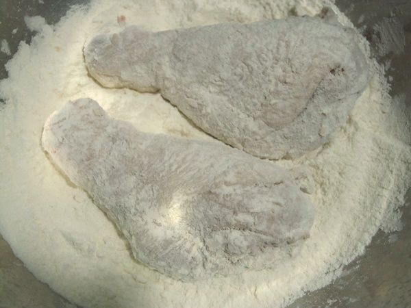 盆子裡先準備卡拉粉，雞腿、雞柳都先稍微瀝一下才沾粉。