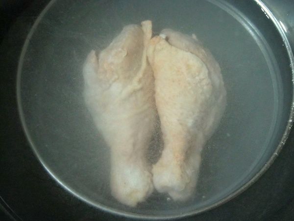 另一個盆子準備網篩或者漏勺和清水，將沾好粉的雞腿、雞柳放入清水裡，等到粉浸濕了(至少等個10秒~)