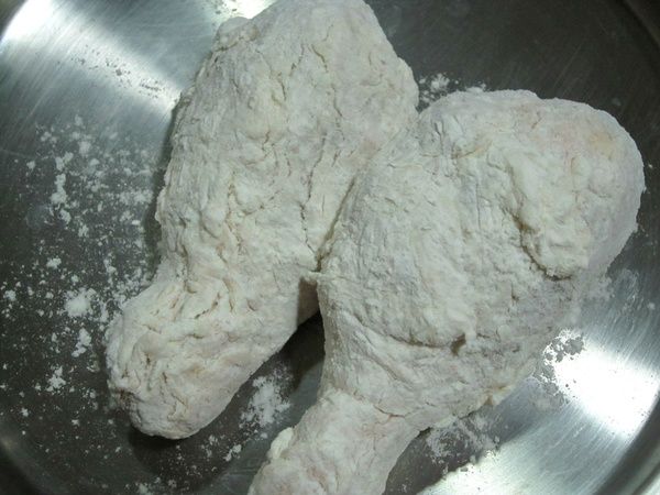 沾粉，使表面有許多疙瘩的感覺。(沾粉→浸泡清水的過程2~3次皆可)