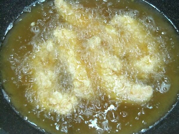 起油鍋(我用花生油o.o顏色比較深)，先丟一小塊屑屑測試油溫，如果很快浮起就可以炸雞肉了~雞柳計時6分鐘左右；雞腿計時9~10分鐘，時間到先撈起，油溫升高後再回炸到金黃，最後撒上粗黑胡椒鹽或海苔粉等。